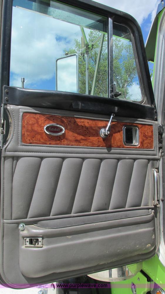 image for item I3038 2003 Peterbilt 379 semi truck