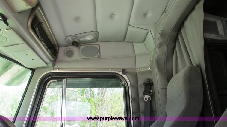 image for item I3038 2003 Peterbilt 379 semi truck