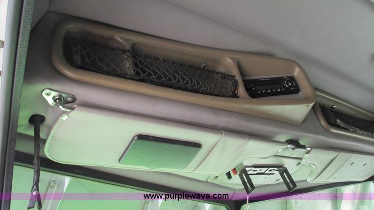 image for item I3038 2003 Peterbilt 379 semi truck