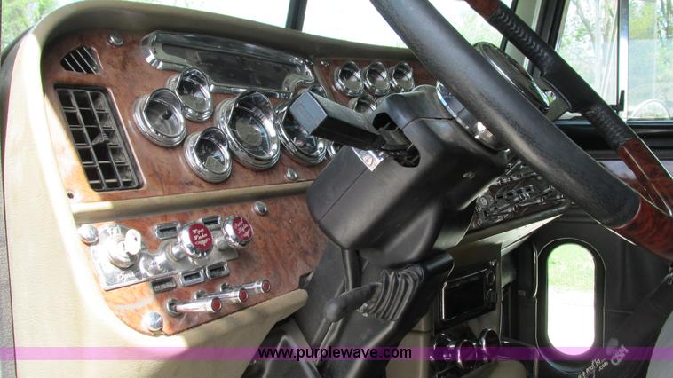 image for item I3038 2003 Peterbilt 379 semi truck