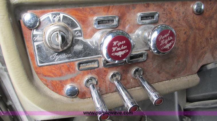 image for item I3038 2003 Peterbilt 379 semi truck