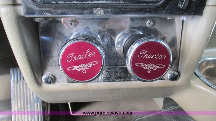 image for item I3038 2003 Peterbilt 379 semi truck