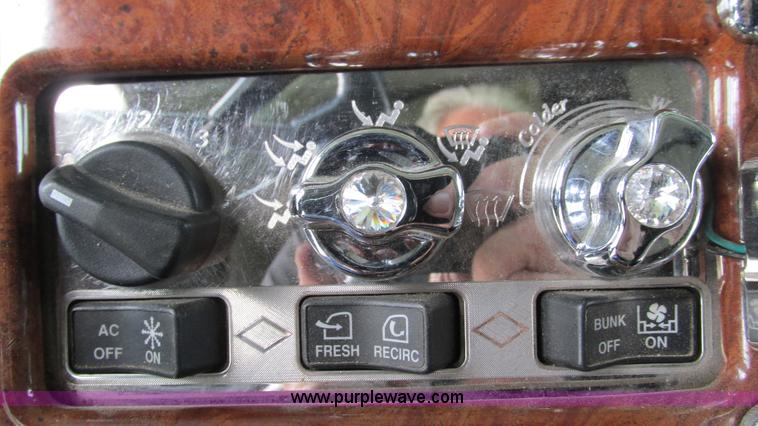 image for item I3038 2003 Peterbilt 379 semi truck