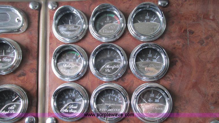 image for item I3038 2003 Peterbilt 379 semi truck