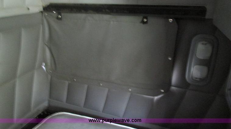 image for item I3038 2003 Peterbilt 379 semi truck