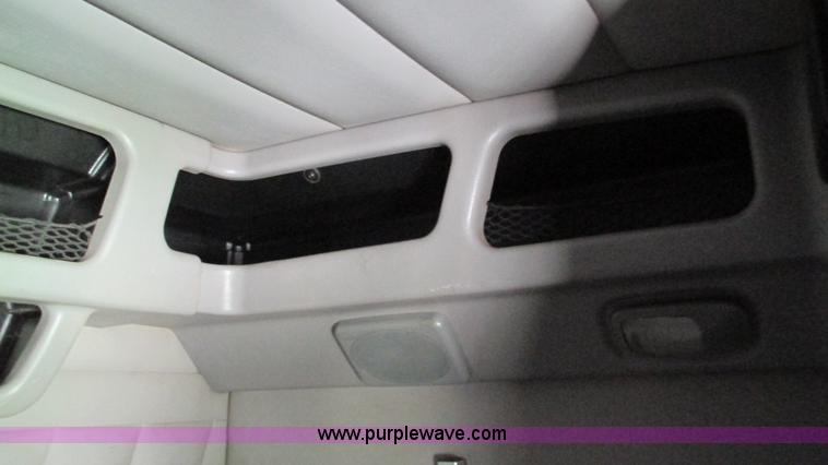 image for item I3038 2003 Peterbilt 379 semi truck