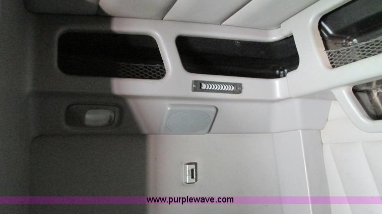 image for item I3038 2003 Peterbilt 379 semi truck