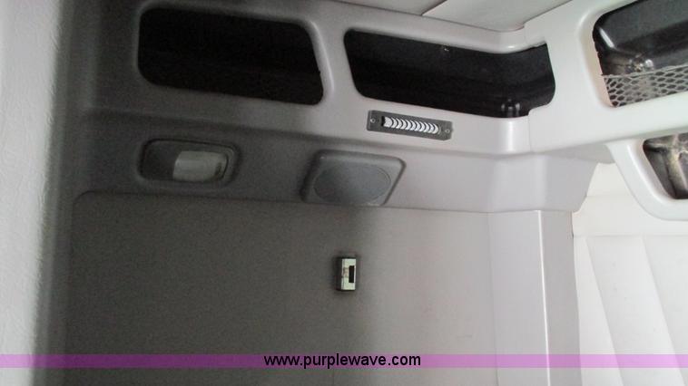 image for item I3038 2003 Peterbilt 379 semi truck