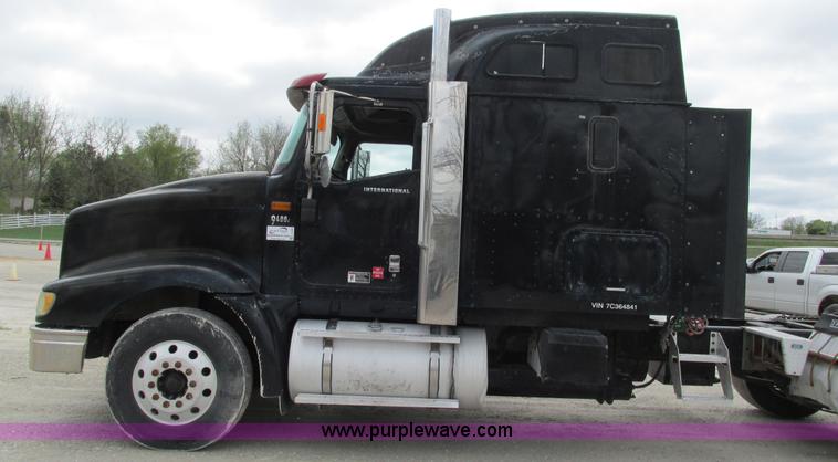 image for item I3039 2007 International 9400i semi truck