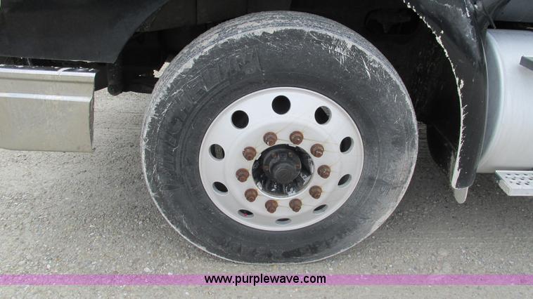 image for item I3039 2007 International 9400i semi truck