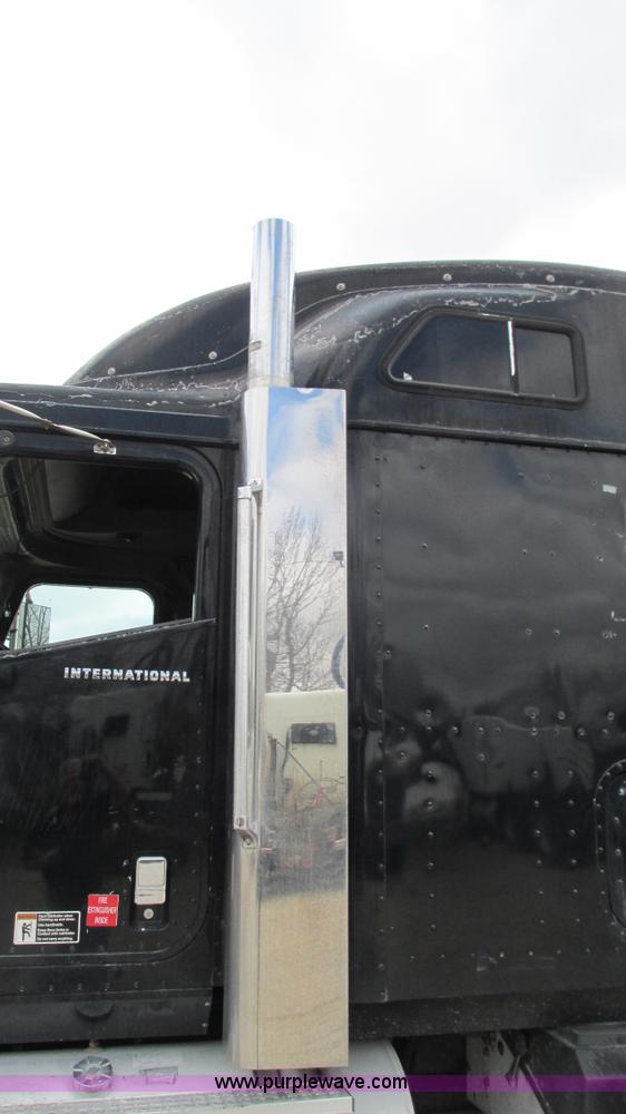 image for item I3039 2007 International 9400i semi truck