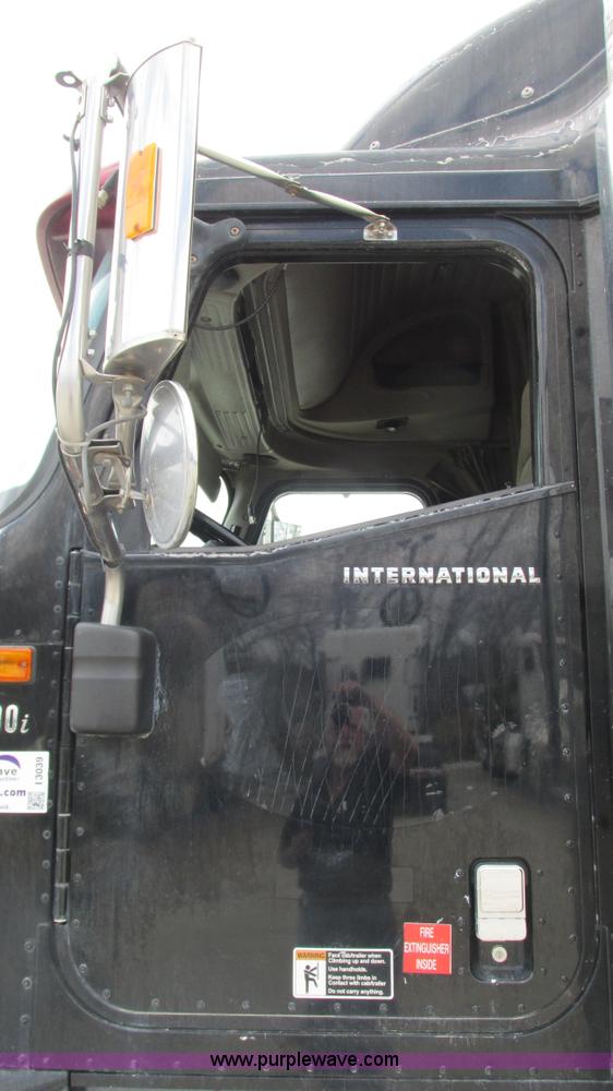 image for item I3039 2007 International 9400i semi truck
