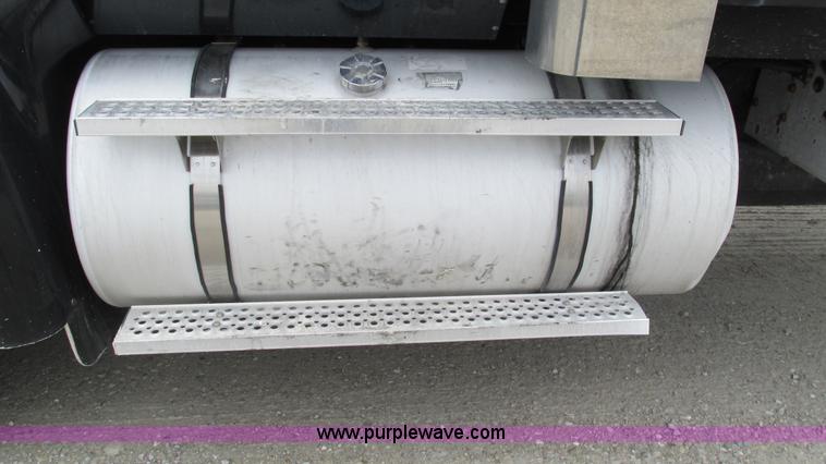 image for item I3039 2007 International 9400i semi truck