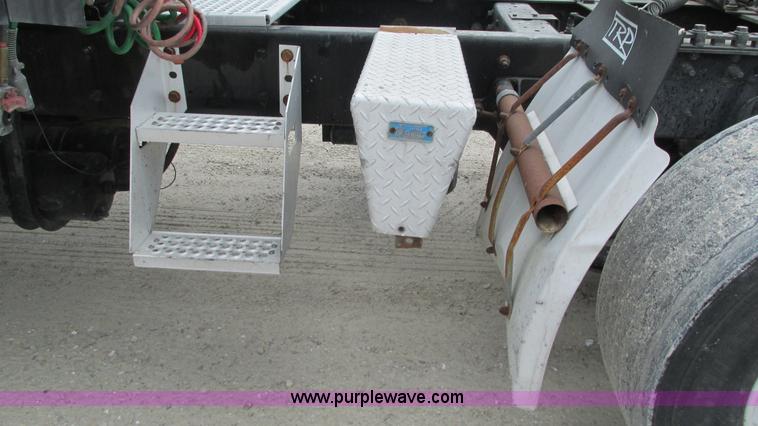 image for item I3039 2007 International 9400i semi truck