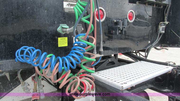 image for item I3039 2007 International 9400i semi truck