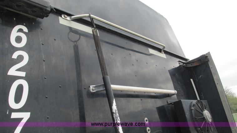 image for item I3039 2007 International 9400i semi truck