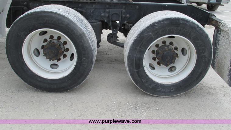 image for item I3039 2007 International 9400i semi truck