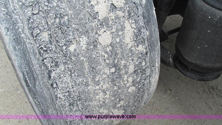 image for item I3039 2007 International 9400i semi truck