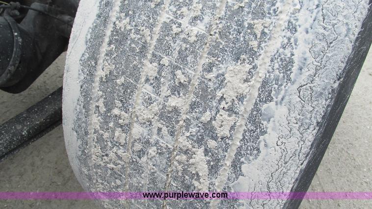 image for item I3039 2007 International 9400i semi truck