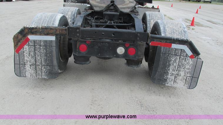 image for item I3039 2007 International 9400i semi truck