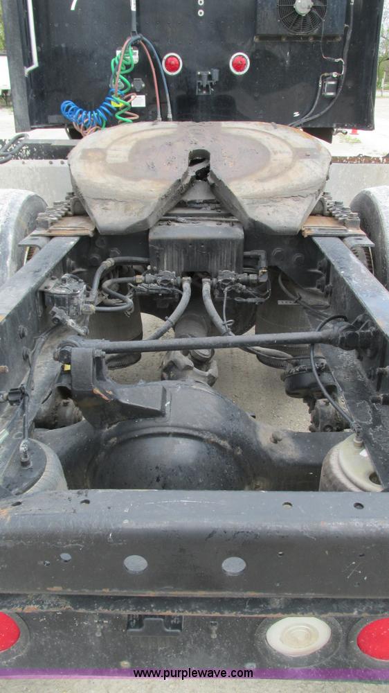 image for item I3039 2007 International 9400i semi truck