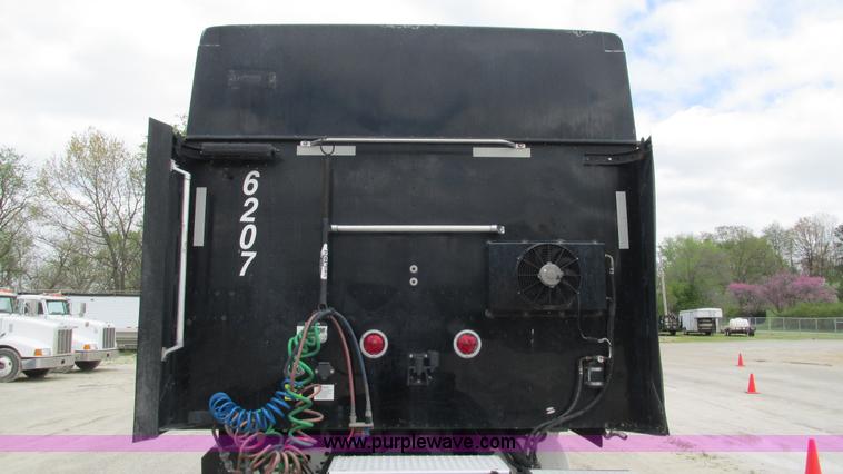 image for item I3039 2007 International 9400i semi truck