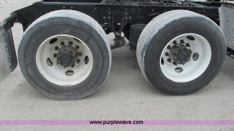 image for item I3039 2007 International 9400i semi truck