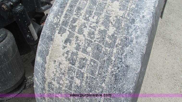 image for item I3039 2007 International 9400i semi truck