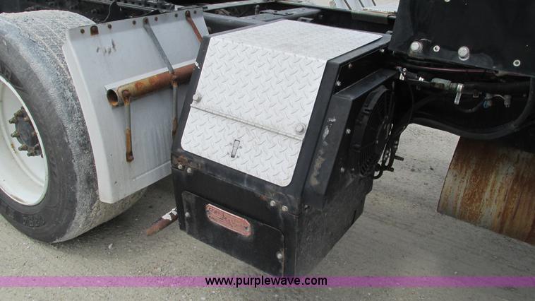 image for item I3039 2007 International 9400i semi truck