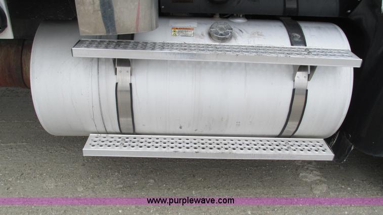 image for item I3039 2007 International 9400i semi truck