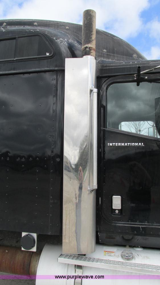 image for item I3039 2007 International 9400i semi truck