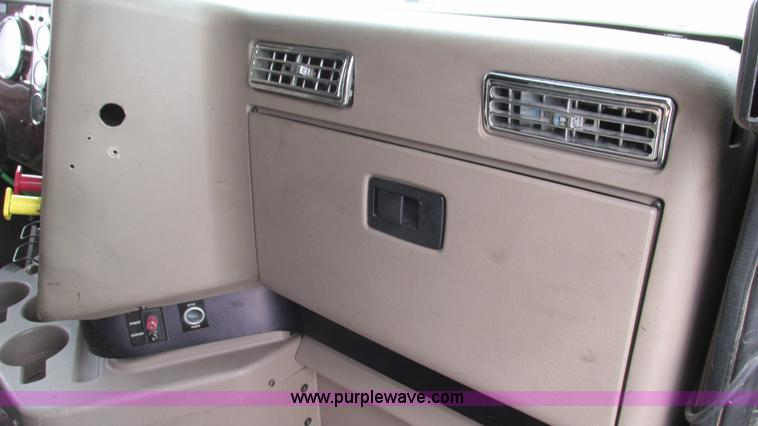 image for item I3039 2007 International 9400i semi truck