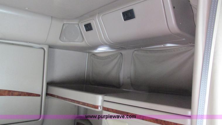 image for item I3039 2007 International 9400i semi truck