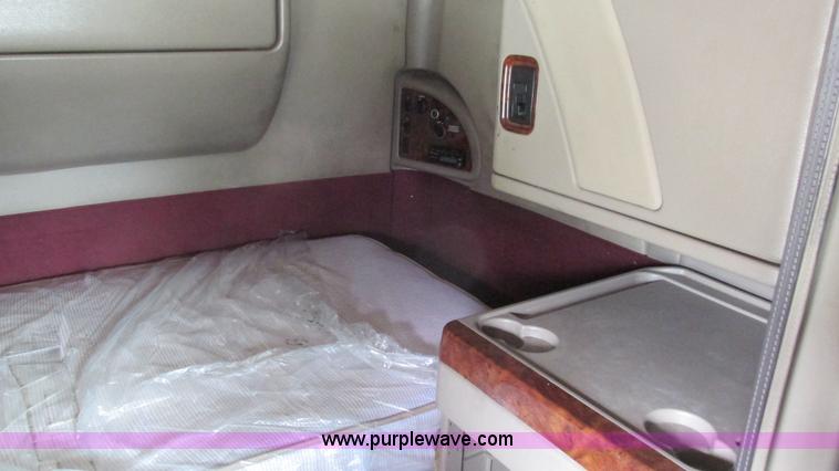 image for item I3039 2007 International 9400i semi truck