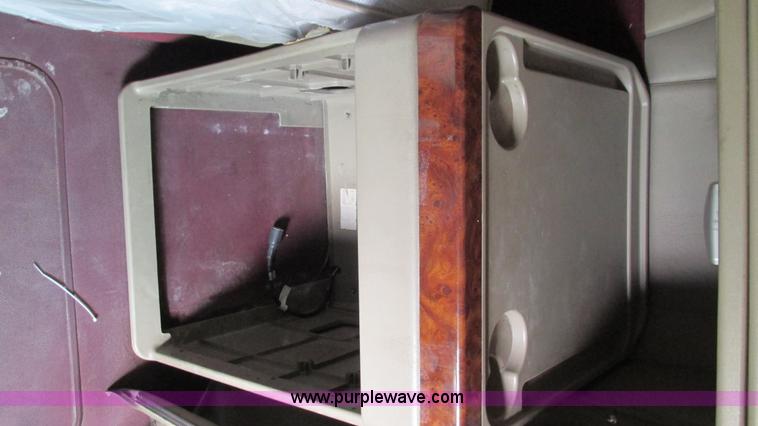 image for item I3039 2007 International 9400i semi truck