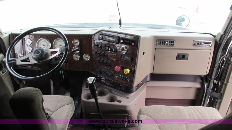 image for item I3039 2007 International 9400i semi truck