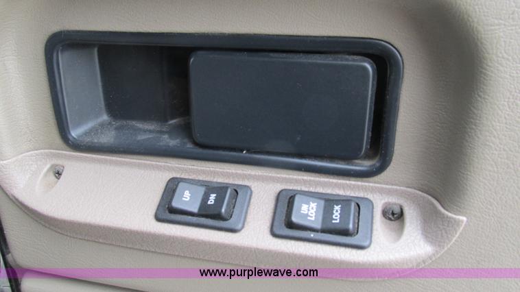 image for item I3039 2007 International 9400i semi truck