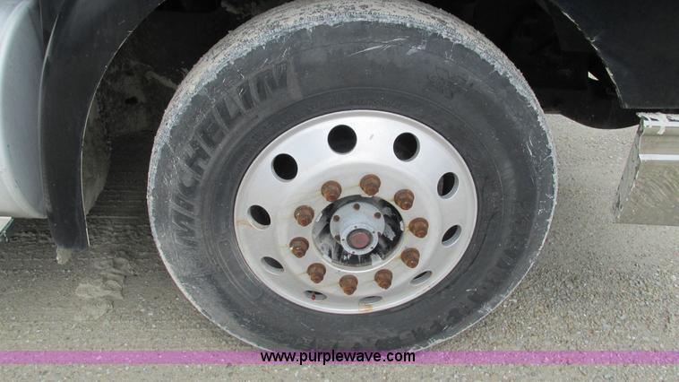 image for item I3039 2007 International 9400i semi truck