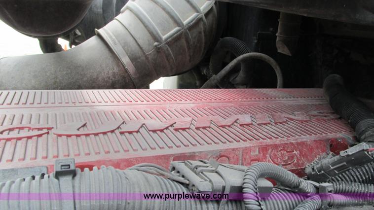 image for item I3039 2007 International 9400i semi truck