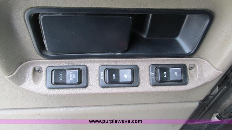 image for item I3039 2007 International 9400i semi truck