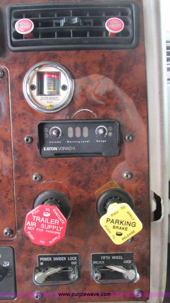 image for item I3039 2007 International 9400i semi truck