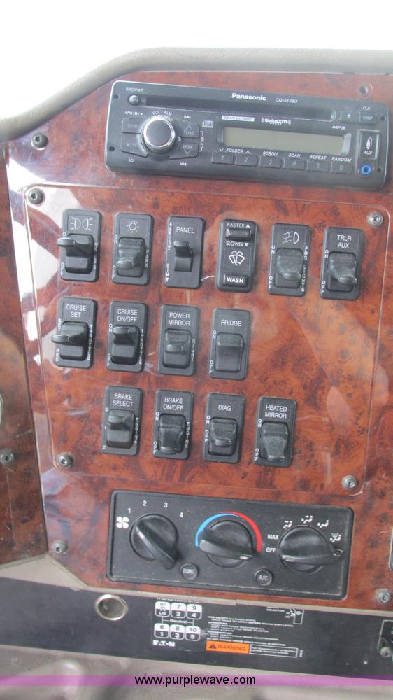 image for item I3039 2007 International 9400i semi truck