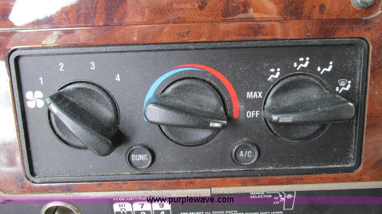 image for item I3039 2007 International 9400i semi truck