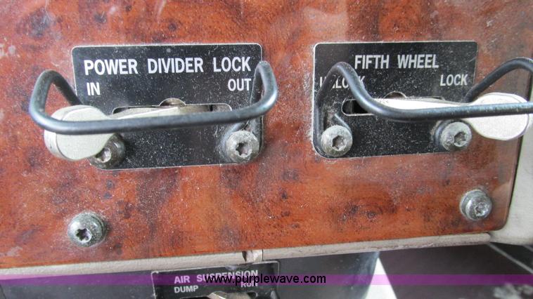 image for item I3039 2007 International 9400i semi truck