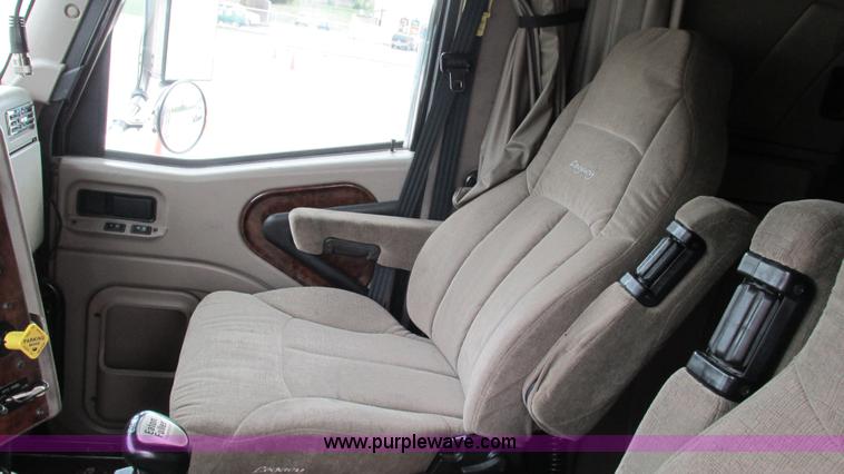 image for item I3039 2007 International 9400i semi truck