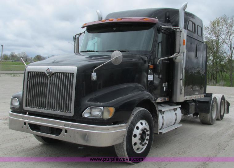 image for item I3040 2007 International 9400i semi truck