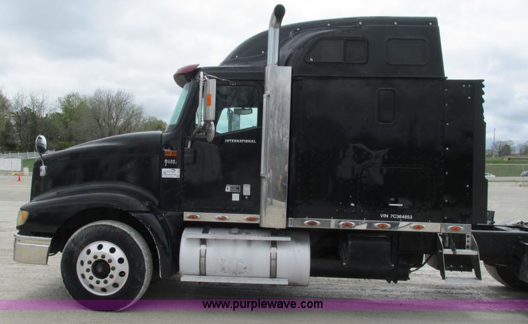 image for item I3040 2007 International 9400i semi truck