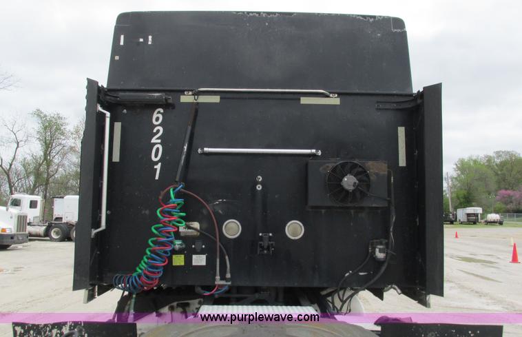 image for item I3040 2007 International 9400i semi truck