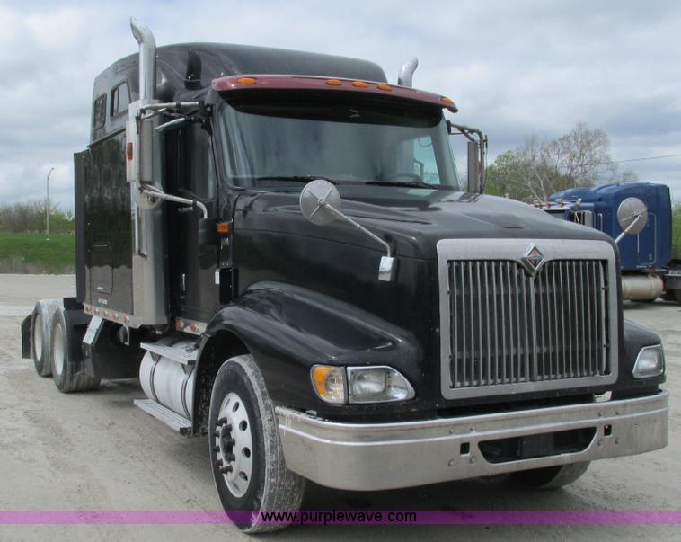 image for item I3040 2007 International 9400i semi truck