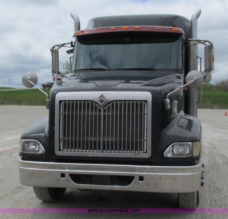 image for item I3040 2007 International 9400i semi truck